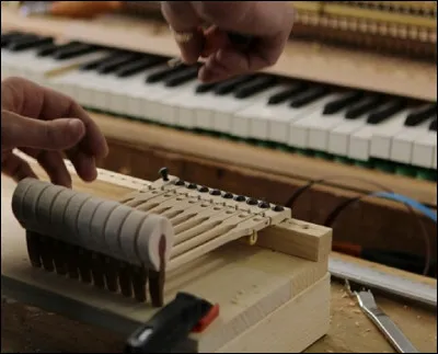 Quel est le nom de l'artisan qui fabrique les pianos ?