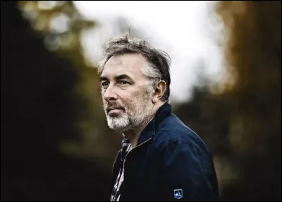 Qui est cet auteur-compositeur et excellent joueur de piano ?