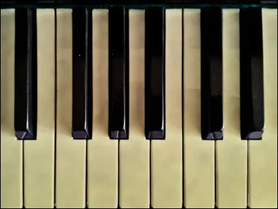 Quelle matière recouvrait les touches de piano à l'origine ?