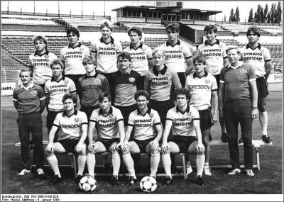 Ancien club de RDA, 8 fois champion d'Allemagne de l'Est, demi-finaliste de la C3 89, actuellement en D3 mais attirant toujours plus de 20 000 fans les jours de matches, je suis :