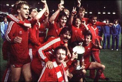 Club cossais, sorti de l'ombre dans les annes 80 sous la houlette d'Alex Fergusson et du duo de dfenseurs Miller-Mc Leish, vainqueur de la C2 1983 face au Real, je suis :