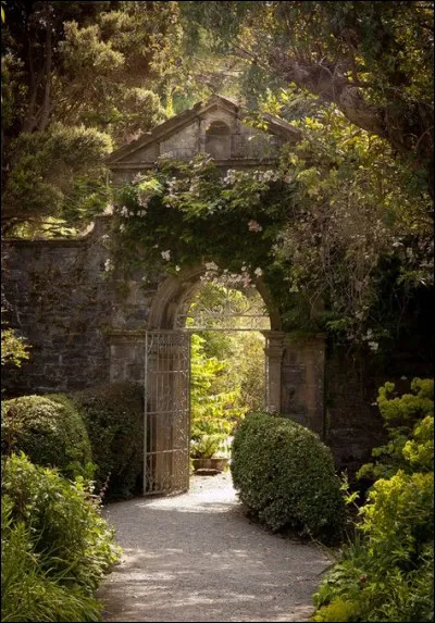 Dans quel pays le test de fonctionnement des sirènes s'effectue-t-il tous les premiers mercredis du mois de février ?