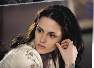 Quand Bella frappe Jacob car il l'a embrasse comment elle le frappe ?