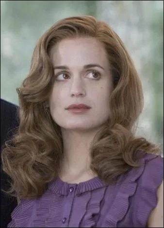 Dans le 4 quand Bella est sur l'le d'Esme et que Edward a fini de parler au tlphone avec Carlisle, qu'est-ce qu'il dit  Bella aprs qu'il ait su qu'elle tait enceinte ?