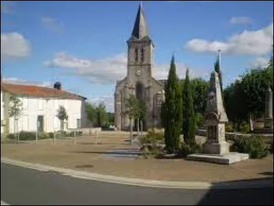 Nous sommes en Nouvelle-Aquitaine, sur la place du Bailli Ayrault, à Pompaire. Commune de l'agglomération Parthenaisienne, elle se situe dans le département ...