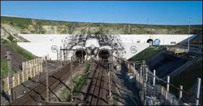 Quelle est la date de l'inauguration du tunnel sous la Manche ?