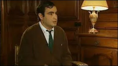 Sous quel nom l'humoriste Raphaël Mezrahi fait-il des interviews aux questions et à l'attitude hors de propos ?