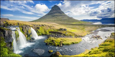 Cette grande île volcanique est située au milieu de l'Atlantique entre l'Europe et l'Amérique sur la dorsale médio-océanique :