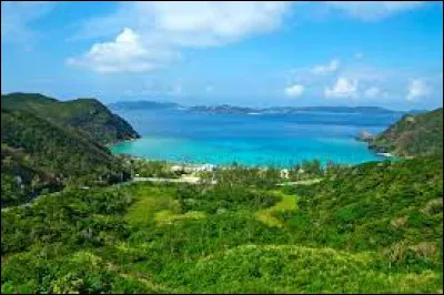 Cette île japonaise de 1 200 km², peuplée de plus de 1 million d'habitants, est située à 600 km au sud de l'île de Kyushu, en bordure de la mer de Chine orientale :