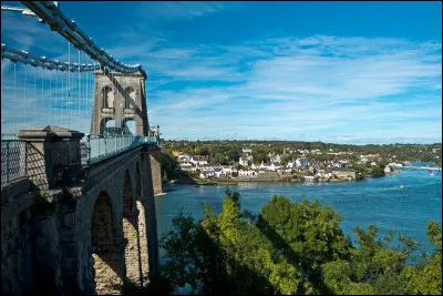Cette île britannique, située à lextrême nord-ouest du pays de Galles dont elle est séparée par un mince détroit, c'est ...