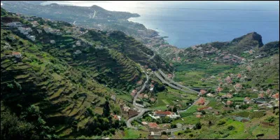 Cette île portugaise d'origine volcanique, située dans l'océan Atlantique, c'est ...
