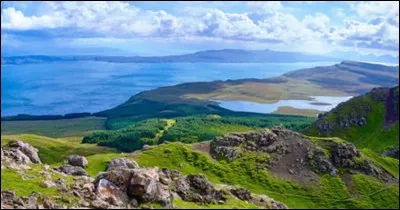 Cette île située le long de la côte ouest de l'Écosse, la plus vaste et la plus au nord de l'archipel des Hébrides intérieures, bordée au sud par la mer des Hébrides, c'est ...