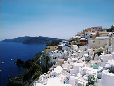 Cette île grecque de 76 km², aussi appelée Théra, située en mer Égée, caractéristique par sa forme de croissant ouvert vers l'ouest et son profil dissymétrique, c'est ...