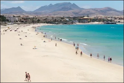 Cette île espagnole de l'archipel des Canaries, la deuxième de cet archipel par sa taille, distante de moins de 100 kilomètres du continent africain, c'est ...