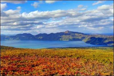 C'est la plus septentrionale des quatre îles principales de l'archipel du Japon. Elle est entourée par l'océan Pacifique , la mer du Japon et la mer d'Okhotsk. Elle est séparée de Honshū par le détroit de Tsugaru. C'est ...