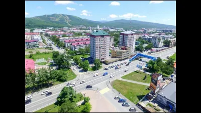 Cette île russe d'extrême orient, située entre la mer d'Okhotsk et la mer du Japon, longtemps disputée entre le Japon et la Russie, c'est ...