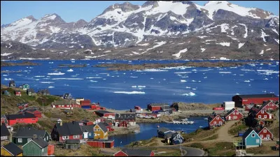 Située entre l'océan Arctique et l'Atlantique Nord, c'est, avec plus de 2 millions de km², la plus vaste île du monde après l'Australie :