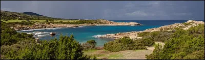Cette île située de la Méditerranée orientale, considérée comme politiquement et culturellement européenne, située à 69 kilomètres au sud de l'Anatolie et à 104 km à l'ouest de la Syrie, c'est ...