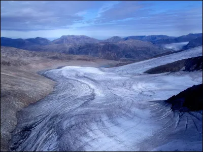 C'est l'une des îles de l'archipel Arctique dans le passage du Nord-Ouest ; elle est, avec une superficie de plus de 500 000 km², la plus grande île du Canada et la 6e du monde :