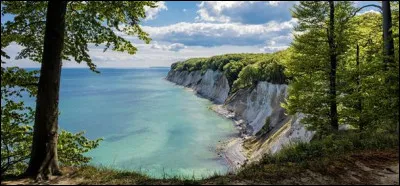 C'est la plus grande île allemande ; elle est située au large de la côte du Mecklembourg-Poméranie occidentale dans la mer Baltique :