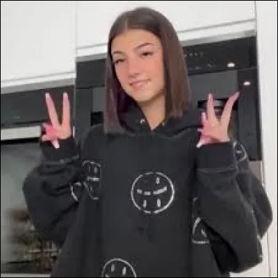 Quelle est la nationalité de Charli ?