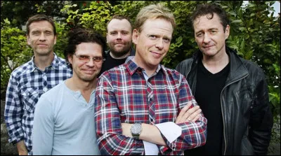 Complétez : 
"Um fingur mér og..."