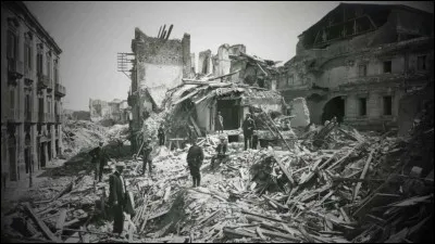 Cette ville italienne a été détruite le 28 décembre 1908. La secousse, à 5 h 21, a été longue de 30 secondes, avec une magnitude de 7,1 sur l'échelle de Richter. Elle a été accompagnée de répliques et suivie, d'un tsunami de douze mètres de haut : c'est ...