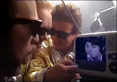 Complétez : 
"Varð á götu minni í..."