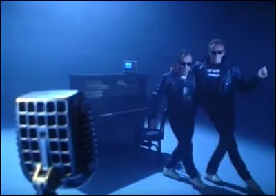 Complétez : 
"Þetta lag ég heyrði í..."