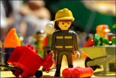 Complète cette phrase : 
Playmobil...