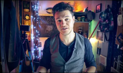 Dans quelle ville est-il basé ?