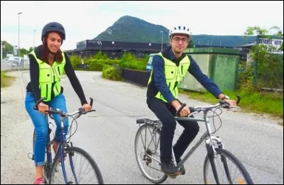 Qu'est-ce qui est obligatoire en dessous de 12 ans pour rouler avec plus de sécurité hors agglomération ?