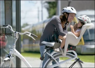 Quel est l'âge limite imposant le siège enfant à l'arrière d'un vélo en France ?