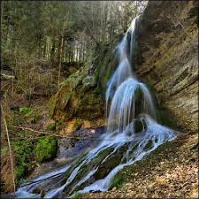 Vous avez sur cette image la cascade de Plainmont, sur le territoire de La Sommette. Village Doubien, il se situe en région ...
