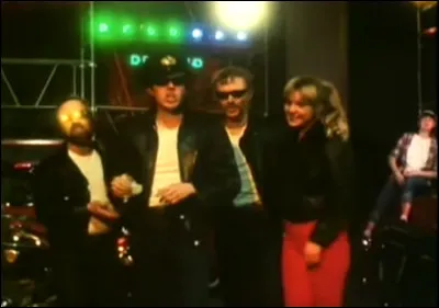 Complétez : 
"Og hræðist ekki neitt
Aftan á hjóli hans situr..."