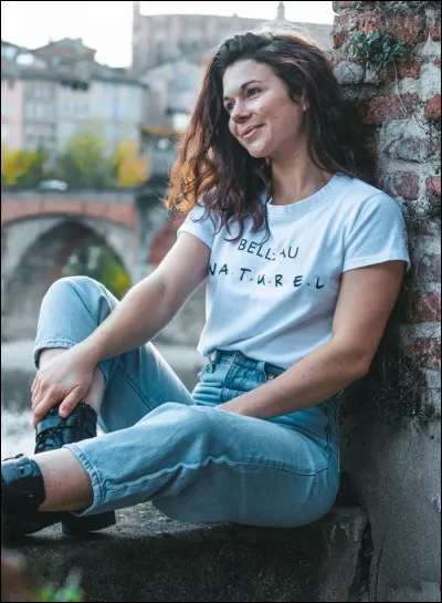 En 2021, quelle couleur de cheveux s'est-elle faite ?