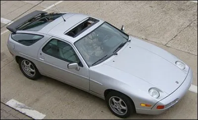 Quelle est cette voiture, la première à recevoir un V8 pour ce constructeur en 1978 ?