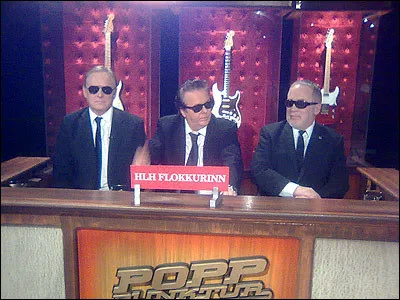 Complétez : 
"Í dagsins amstri þarftu að vera klár og..."