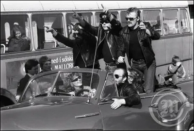 Complétez : 
"Og þér finnst þetta vera allt svo..."