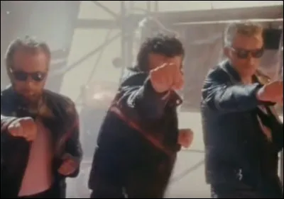 Complétez : 
"Ég skellti krónu'í..."