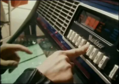 Complétez : 
"Hún þagði bara'og lakkaði'á sér..."