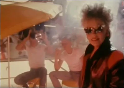 Complétez : 
"Sem hoppa'upp í bíla, með hverjum sem..."