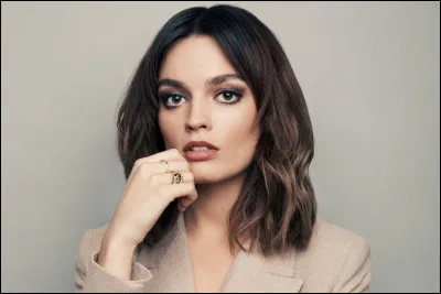 Emma Mackey est une actrice britannique née au Mans dans la Sarthe, elle est également française !