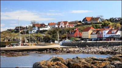 Cette île du Danemark, d'une superficie de 589 km² et peuplée d'environ 40 000 habitants, est située dans la mer Baltique à 36 km au sud-est de la côte suédoise ; c'est ...