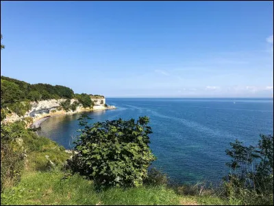 C'est la plus grande île du Danemark avec 7 000 km² et une population de plus de 2 millions d'habitants ; elle est séparée de la Scanie suédoise par le détroit de l'Øresund. C'est ...