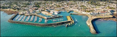 Cette île française, vaste de 23 km² et allongée sur 9,8 km, située à 17 kilomètres des côtes de la Vendée, c'est ...