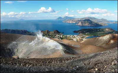 Cette île volcanique italienne de 21 km,² située dans les îles Éoliennes, au nord de la Sicile, dans la mer Tyrrhénienne, c'est ...