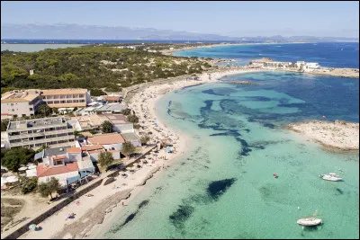 Cette petite île de 83 km² de l'archipel espagnol des Baléares, située au sud d'Ibiza, c'est ...