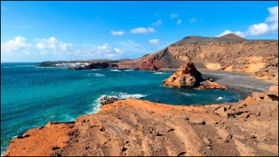 Cette île espagnole est l'une des îles principales des Canaries avec ses 845 km² ; elle est au nord-est de l'archipel, à 150 km des côtes marocaines :
