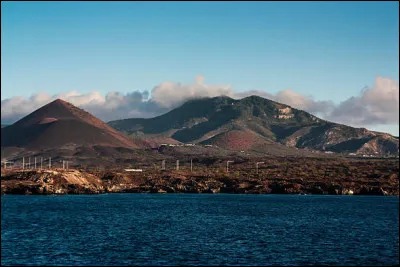 Cette île britannique de 91 km² de l'océan Atlantique sud, peuplée de 800 habitants, située dans l'hémisphère austral, entre l'Afrique et l'Amérique du Sud et à 1 500 kilomètres des côtes, c'est l'île ...